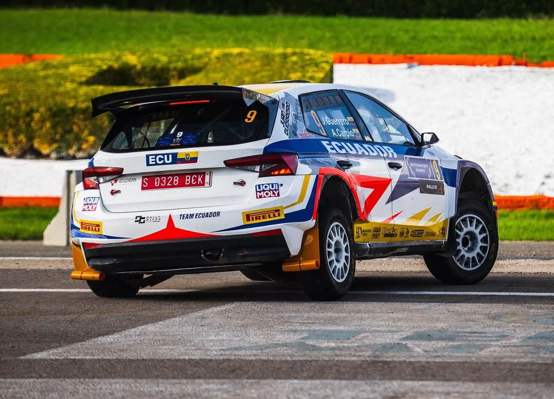 Auto de rally con la marca aplicada