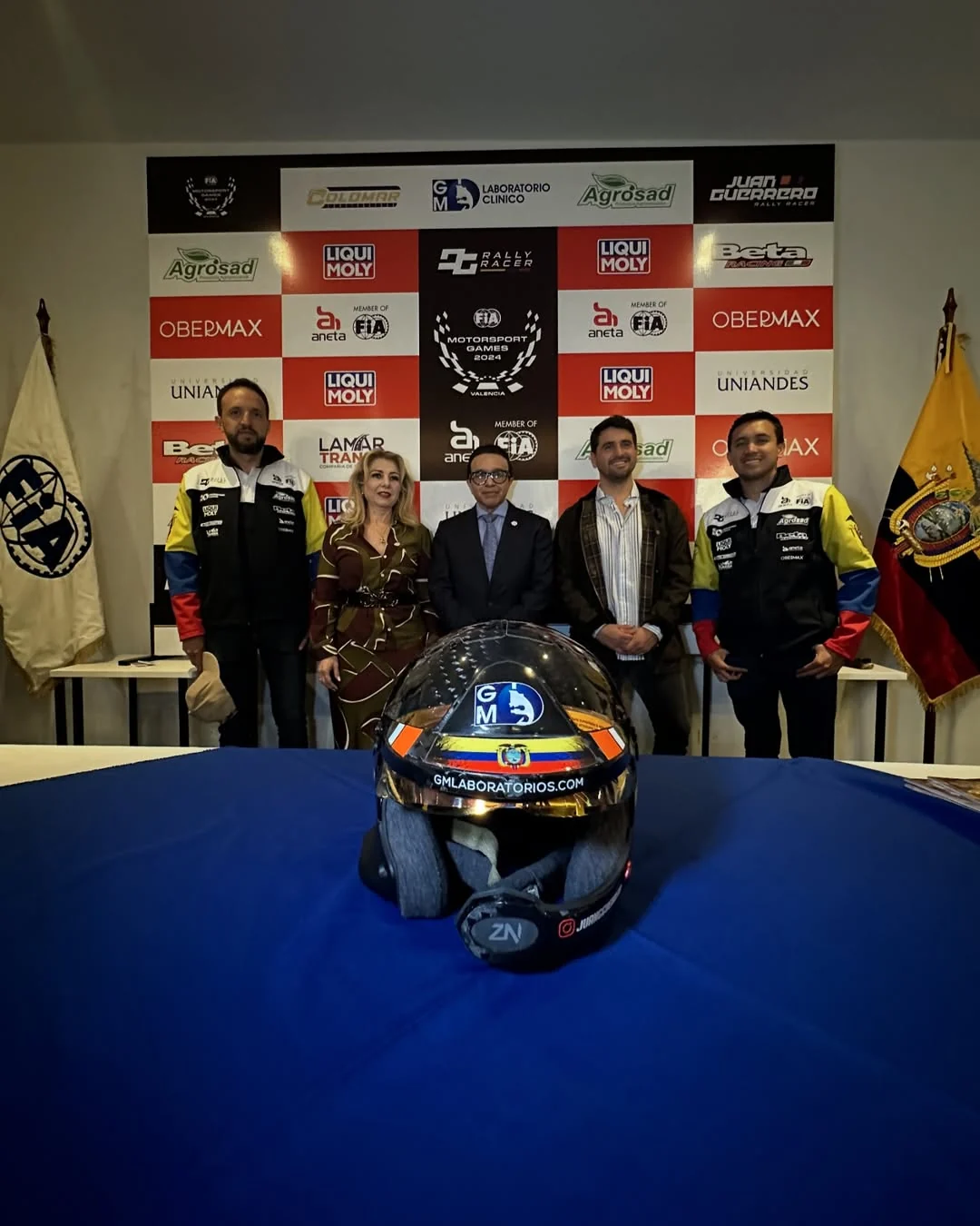 Presentación oficial con el backing y el casco