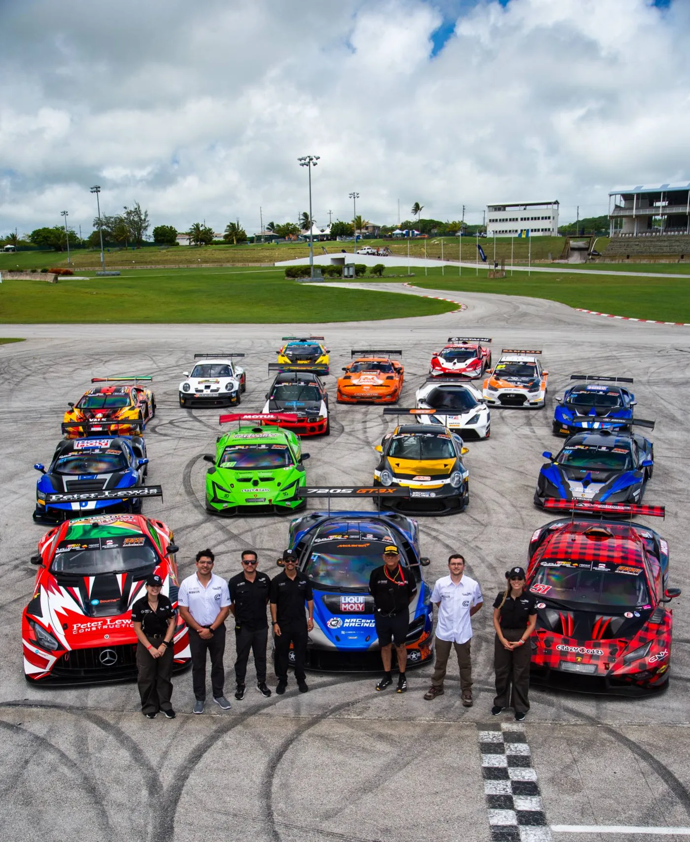 El equipo organizador del GT Challenge de las Américas frente a toda la parrilla de autos en Barbados